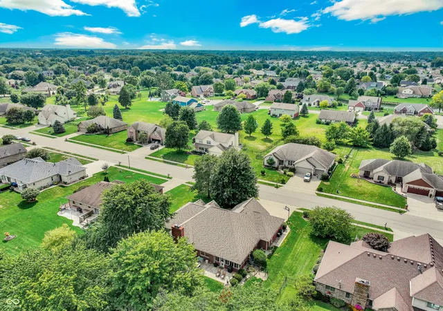 Photo 3 of Sale Pending at 1347 N Manchester Dr, Greenfield, IN 46140 | MLS# 22119318 | Listing updated on 2026-08-17