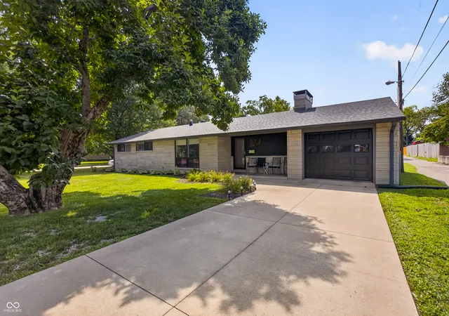 1st image of 2594 Franklin St, Columbus, IN 47201 | MLS# 22119335