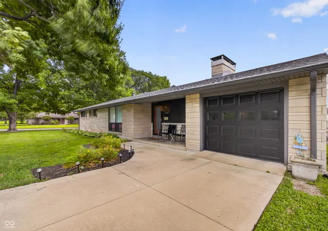 2nd image of 2594 Franklin St, Columbus, IN 47201 | MLS# 22119335