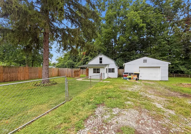 Photo 3 of Single family home for sale at 5903 Oak Ln, Anderson, IN 46013 | MLS# 22119354 | Listing updated on 2026-09-11