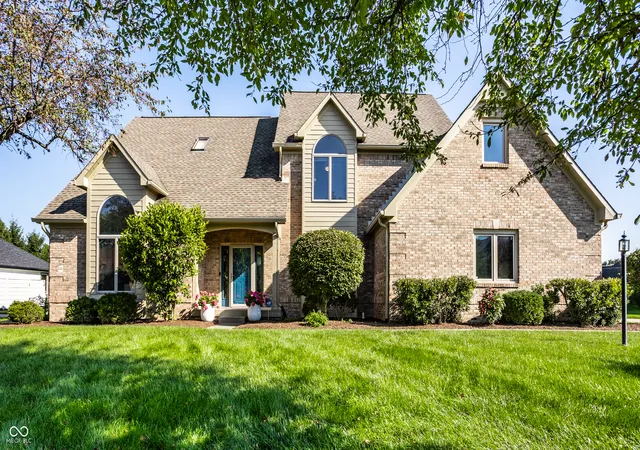 Photo 2 of Sale Pending at 2540 Sutton Ave, Carmel, IN 46032 | MLS# 22119368 | Listing updated on 2026-09-30