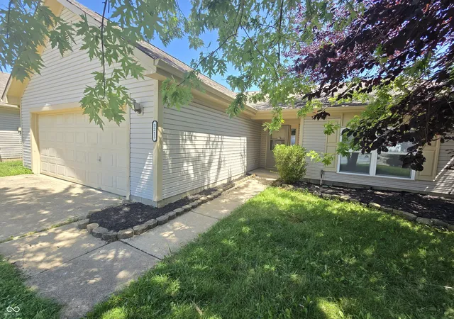 2nd image of 5213 Lakeside Manor Dr, Indianapolis, IN 46254 | MLS# 22119409