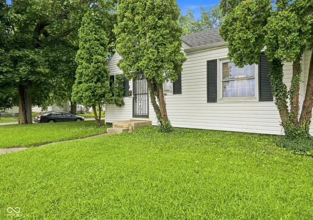 Photo 3 of Sale Pending at 505 W 29th Street, Anderson, IN 46016 | MLS# 22119457 | Listing updated on 2026-09-23