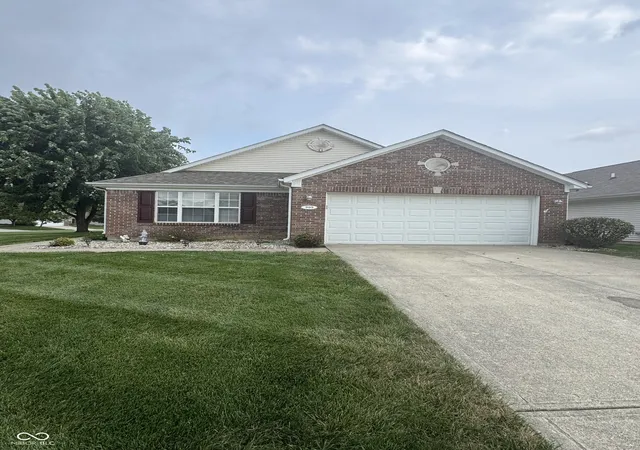 2nd image of 909 W Lincoln Park West Dr, Greenwood, IN 46142 | MLS# 22119476