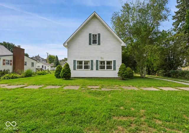 Photo 2 of Sale Pending at 305 E Walnut St, Frankton, IN 46044 | MLS# 22119514 | Listing updated on 2026-08-27
