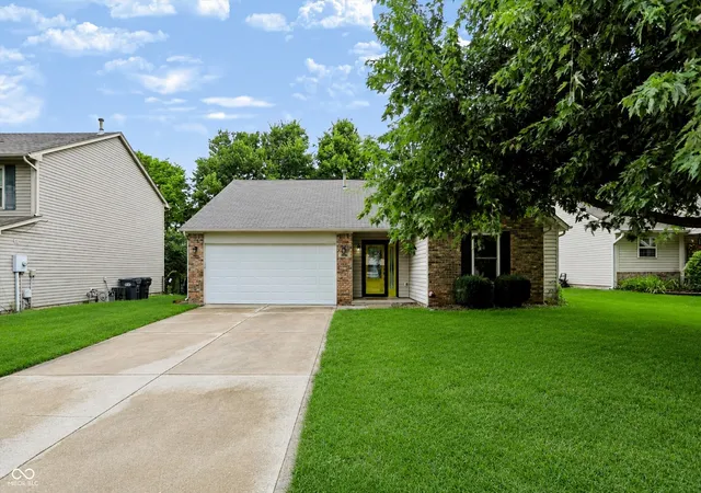 1st image of 4846 Oakleigh Pkwy, Greenwood, IN 46143 | MLS# 22119525