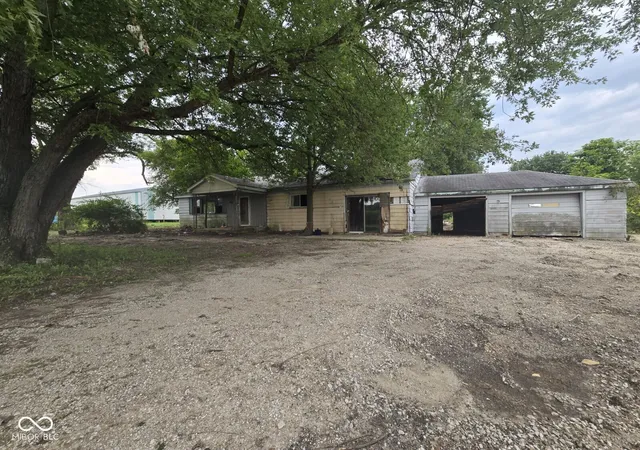 Photo 2 of Sale Pending at 2847 W County Rd 700 N, Brazil, IN 47834 | MLS# 22119557 | Listing updated on 2026-08-28