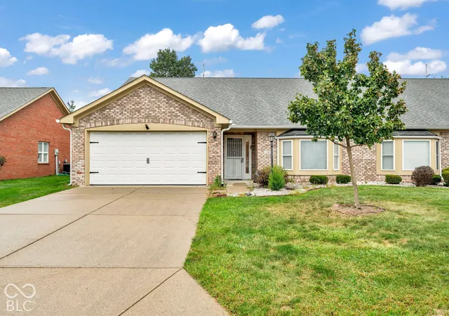 Condo for sale at 340 Lakewood Ct, Avon, IN 46123 | MLS# 22119569