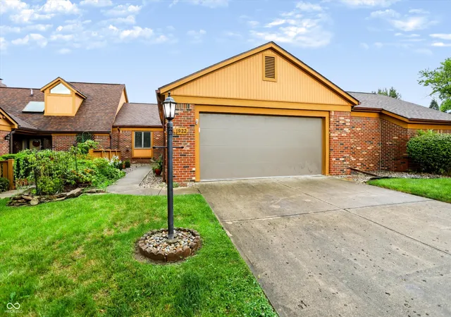 1st image of 1922 Saint James Pl, Anderson, IN 46012 | MLS# 22119757