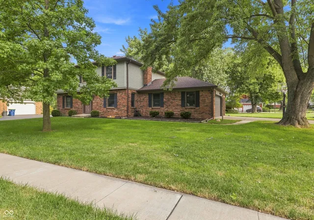 Photo 3 of Single family home for sale at 7820 Scarborough Blvd S Dr, Indianapolis, IN 46256 | MLS# 22119863 | Listing updated on 2026-10-08