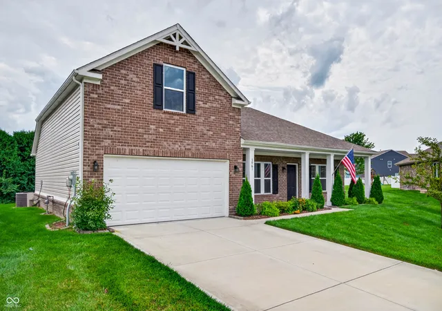 Photo 4 of Single family home for sale at 1961 Conifer Ct, Columbus, IN 47201 | MLS# 22119968 | Listing updated on 2026-09-29