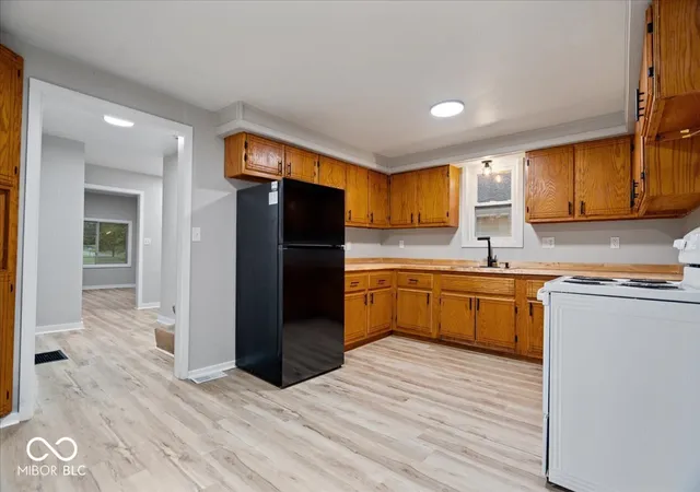 Photo 4 of Single family home for sale at 1917 Cedar St, Anderson, IN 46016 | MLS# 22120048 | Listing updated on 2026-09-25