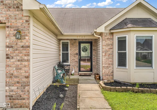 Photo 3 of Single family home for sale at 9733 Centennial Ct, Avon, IN 46123 | MLS# 22120066 | Listing updated on 2026-09-22