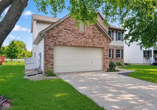 Photo 3 of Sale Pending at 6538 Stafford Tr, Zionsville, IN 46077 | MLS# 22120149 | Listing updated on 2026-08-31