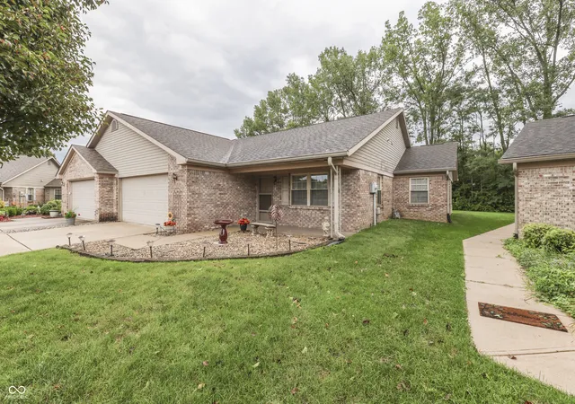 Photo 1 of Single family home for sale at 4025 Oak Trl Dr, Indianapolis, IN 46237 | MLS# 22120162 | Listing updated on 2026-10-02