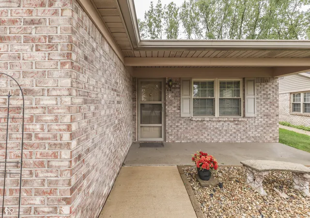 Photo 2 of Single family home for sale at 4025 Oak Trl Dr, Indianapolis, IN 46237 | MLS# 22120162 | Listing updated on 2026-10-02