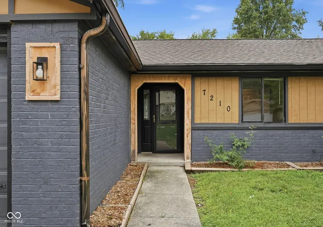 Photo 2 of Sale Pending at 7210 Chimney Rock Ct, Indianapolis, IN 46217 | MLS# 22120219 | Listing updated on 2026-09-13