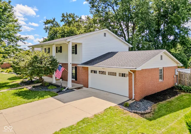 Photo 2 of Single family home for sale at 2604 California St, Columbus, IN 47201 | MLS# 22120224 | Listing updated on 2026-10-01