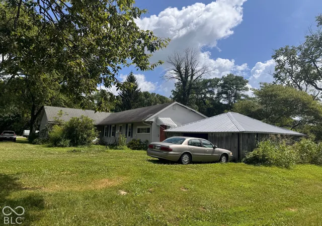 Photo 2 of Sale Pending at 3735 E State St, Columbus, IN 47201 | MLS# 22120227 | Listing updated on 2026-10-26