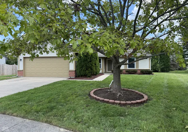 Photo 3 of Single family home for sale at 7318 Thornmill Ct, Avon, IN 46123 | MLS# 22120304 | Listing updated on 2026-08-22