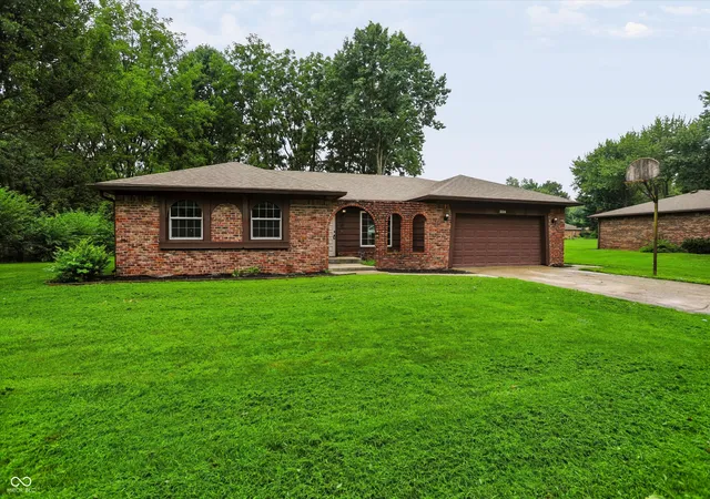 Photo 2 of Single family home for sale at 254 Summit Ridge Dr, Greenwood, IN 46142 | MLS# 22120315 | Listing updated on 2026-09-30