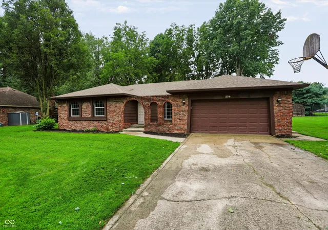 3rd image of 254 Summit Ridge Dr, Greenwood, IN 46142 | MLS# 22120315