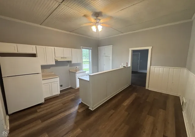 Photo 3 of Sale Pending at 900 Locust St, Terre Haute, IN 47807 | MLS# 22120359 | Listing updated on 2026-08-31