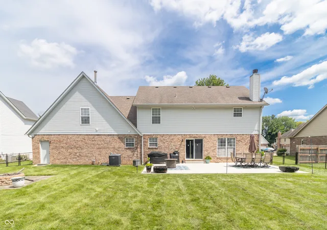 Photo 3 of Single family home for sale at 1518 Pippin Dr, Greenfield, IN 46140 | MLS# 22120409 | Listing updated on 2026-10-06