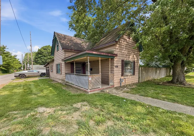 Photo 4 of Single family home for sale at 2202 Columbus Ave, Anderson, IN 46016 | MLS# 22120419 | Listing updated on 2026-10-08