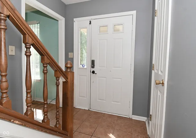 Photo 3 of Single family home for sale at 1674 Park Hl Dr, Indianapolis, IN 46229 | MLS# 22120434 | Listing updated on 2026-10-29