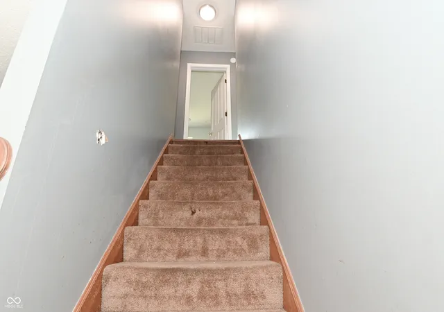 Photo 4 of Single family home for sale at 1674 Park Hl Dr, Indianapolis, IN 46229 | MLS# 22120434 | Listing updated on 2026-10-29