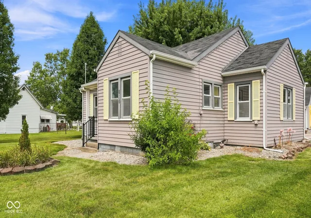 Photo 3 of Single family home for sale at 816 E Sigler St, Frankton, IN 46044 | MLS# 22120452 | Listing updated on 2026-09-18
