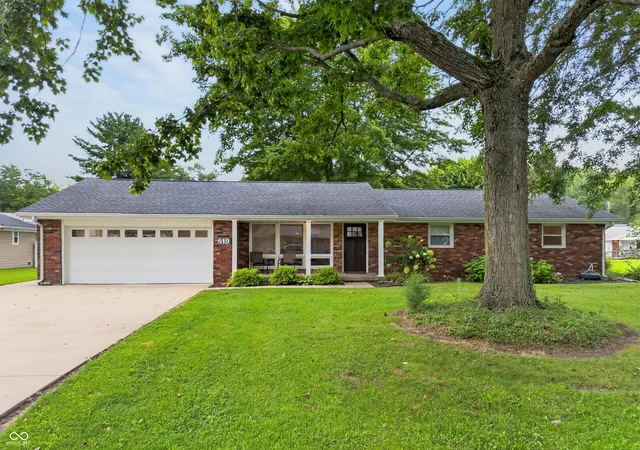 Photo 2 of Single family home for sale at 819 Greenbriar Dr, Seymour, IN 47274 | MLS# 22120476 | Listing updated on 2026-08-29