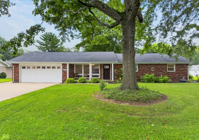 Photo 3 of Single family home for sale at 819 Greenbriar Dr, Seymour, IN 47274 | MLS# 22120476 | Listing updated on 2026-08-29