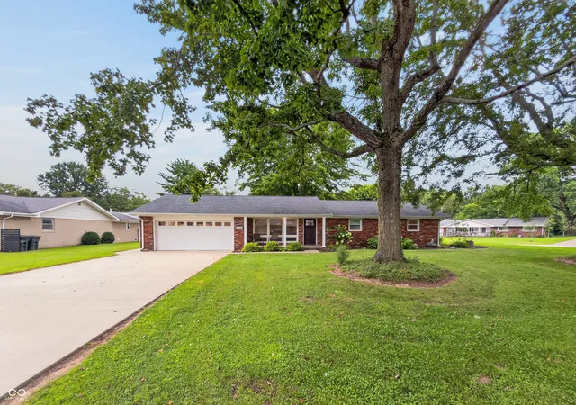 Photo 3 of Single family home for sale at 819 Greenbriar Dr, Seymour, IN 47274 | MLS# 22120476 | Listing updated on 2026-08-29