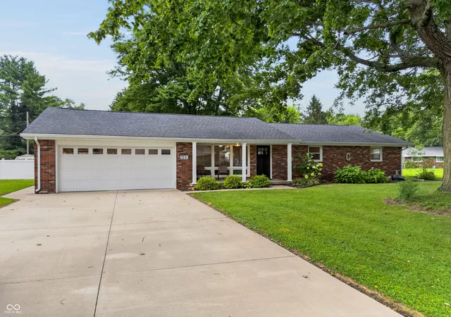 Photo 4 of Single family home for sale at 819 Greenbriar Dr, Seymour, IN 47274 | MLS# 22120476 | Listing updated on 2026-08-29