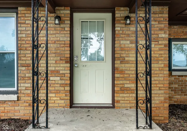 Photo 3 of Single family home for sale at 1015 Elizabeth Ln, Terre Haute, IN 47802 | MLS# 22120502 | Listing updated on 2026-08-29