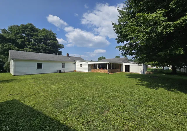 Photo 3 of Sale Pending at 1121 W Washington Ave, Shelbyville, IN 46176 | MLS# 22120510 | Listing updated on 2026-09-25