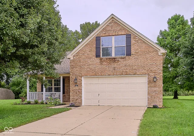 Photo 2 of Single family home for sale at 1563 Dale Ct, Greenfield, IN 46140 | MLS# 22120553 | Listing updated on 2026-10-01