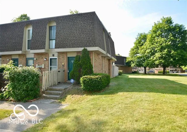 2nd image of 7445 Countrybrook Dr, Indianapolis, IN 46260 | MLS# 22120554