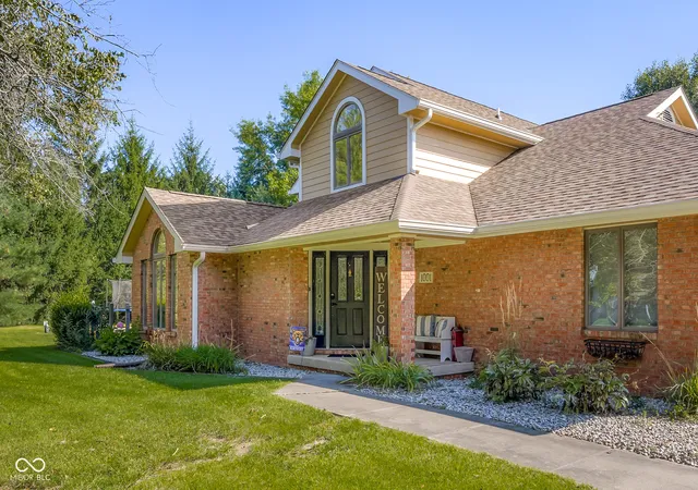1st image of 1001 Butternut Dr, Columbus, IN 47201 | MLS# 22120578