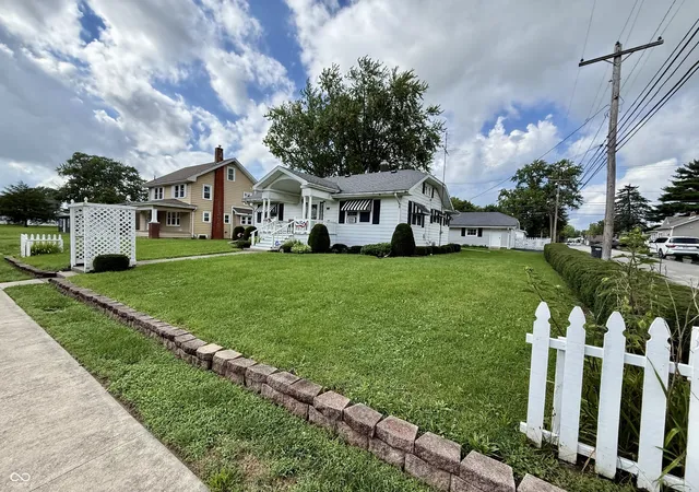 Photo 3 of Sale Pending at 716 E Sigler St, Frankton, IN 46044 | MLS# 22120604 | Listing updated on 2026-08-20