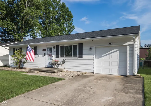 2nd image of 1913 Hawthorne Dr, Plainfield, IN 46168 | MLS# 22120609