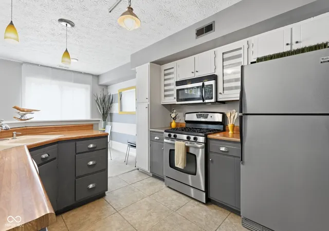 Photo 4 of Condo for sale at 6477 Bayside S Dr, Indianapolis, IN 46250 | MLS# 22120622 | Listing updated on 2026-09-08