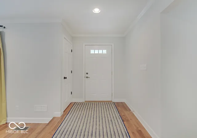 Photo 3 of Sale Pending at 975 Williamsburg Ln, Zionsville, IN 46077 | MLS# 22120625 | Listing updated on 2026-08-27