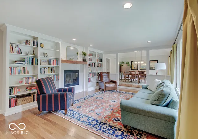 Photo 4 of Sale Pending at 975 Williamsburg Ln, Zionsville, IN 46077 | MLS# 22120625 | Listing updated on 2026-08-27