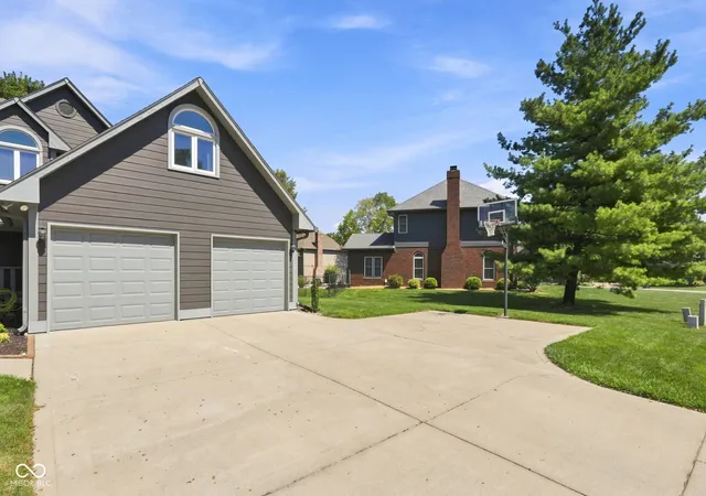 Photo 2 of Single family home for sale at 4510 Runyon Deer Ln, Greenwood, IN 46142 | MLS# 22120640 | Listing updated on 2026-09-08