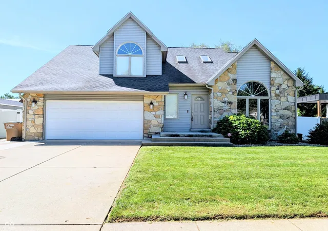 1st image of 2323 Crump Ln, Columbus, IN 47203 | MLS# 22120680