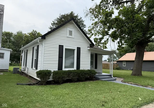 Photo 2 of Single family home for sale at 613 S 15th Street, Terre Haute, IN 47807 | MLS# 22120755 | Listing updated on 2026-08-17