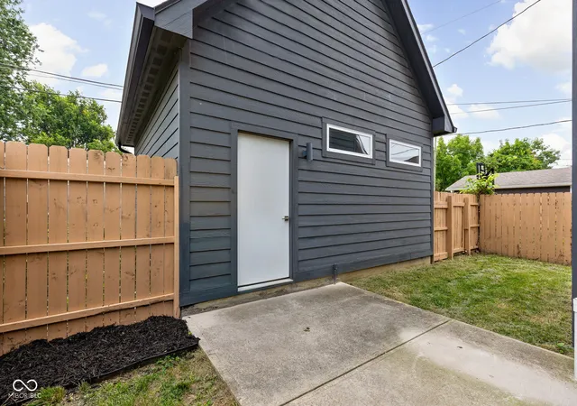 Photo 4 of Single family home for sale at 931 Spruce St, Indianapolis, IN 46203 | MLS# 22120786 | Listing updated on 2026-10-02